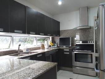 Fabulosa casa de Dos Niveles en Condominio seguro en Santa Ana Pozos en Venta. CG-23-2770