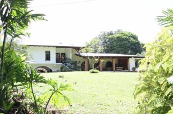 Moderna casa Estilo Colonial en Guapiles por la Ruta 32 en Venta. 