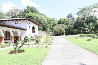 Moderna casa Estilo Colonial en Guapiles por la Ruta 32 en Venta. 