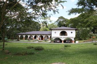 Moderna casa Estilo Colonial en Guapiles por la Ruta 32 en Venta. 