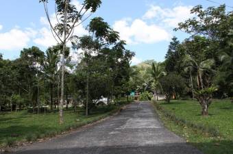 Moderna casa Estilo Colonial por la Ruta 32 de Guapiles en Venta. CG-23-2533