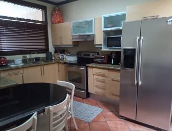 NUEVO PRECIO Amplia casa en Condo dentro de residencial Guachipelín