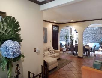 NEW PRICE Large house in Condo within a residential area Guachipelín