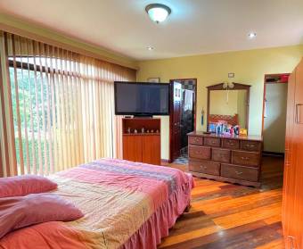 Spectacular independent house for sale in Guachipelín, Escazú, San José.