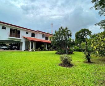 Espectacular casa independiente a la venta en Guachipelín de Escazú, San José.