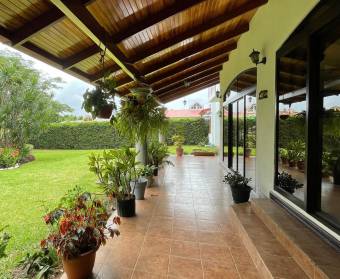 Espectacular casa independiente a la venta en Guachipelín de Escazú, San José.