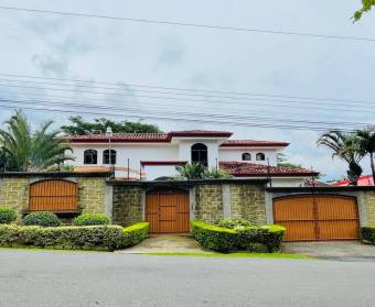 Espectacular casa independiente a la venta en Guachipelín de Escazú, San José.