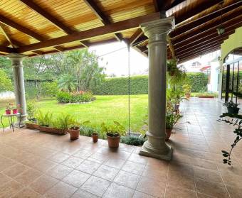 Espectacular casa independiente a la venta en Guachipelín de Escazú, San José.