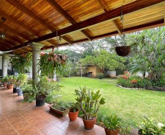 Espectacular casa independiente a la venta en Guachipelín de Escazú, San José.