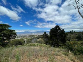 Se vende amplio terreno de 16,200m2 en las montañas de Escazú 23-1737