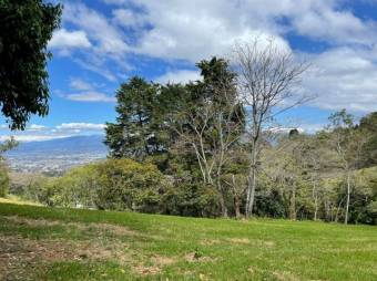 Se vende amplio terreno de 16,200m2 en las montañas de Escazú 23-1737