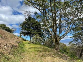 Se vende amplio terreno de 16,200m2 en las montañas de Escazú 23-1737