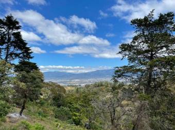 Se vende amplio terreno de 16,200m2 en las montañas de Escazú 23-1737