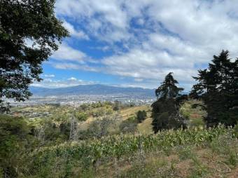 Se vende amplio terreno de 16,200m2 en las montañas de Escazú 23-1737