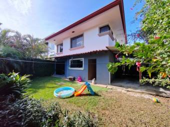 Se vende espaciosa casa con patio en condominio de Pozos en Santa Ana 24-1471