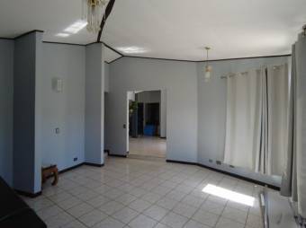 se vende espaciosa casa con patio en residencial de Santa Ana 23-2732