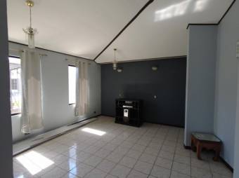 se vende espaciosa casa con patio en residencial de Santa Ana 23-2732