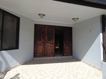 se vende espaciosa casa con patio en residencial de Santa Ana 23-2732