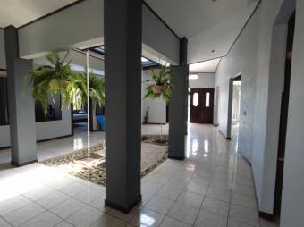 se vende espaciosa casa con patio en residencial de Santa Ana 23-2732