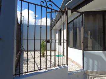 se vende espaciosa casa con patio en residencial de Santa Ana 23-2732