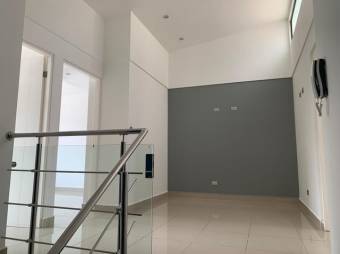 Se vende espaciosa casa con terraza en condominio de Piedades en Santa Ana 24-414