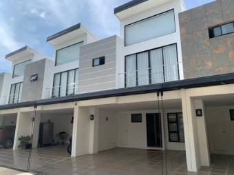 Se vende espaciosa casa con terraza en condominio de Piedades en Santa Ana 24-414