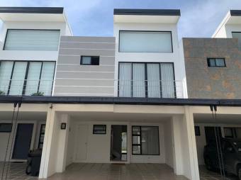 Se vende espaciosa casa con terraza en condominio de Piedades en Santa Ana 24-414