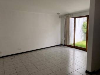 Se vende espaciosa casa con patio y terraza en condominio de Rohrmoser 24-651