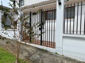 Se vende espaciosa casa con patio y terraza en condominio de Rohrmoser 24-651