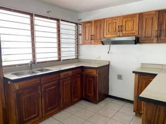 Se vende espaciosa casa con patio y terraza en condominio de Rohrmoser 24-651