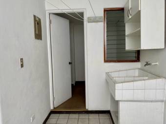 Se vende espaciosa casa con patio y terraza en condominio de Rohrmoser 24-651