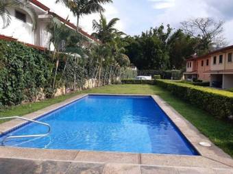 Se vende espaciosa casa con jardín en condominio de Pozos en Santa Ana 24-1408