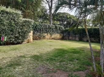 Se vende espaciosa casa con jardín en condominio de Pozos en Santa Ana 24-1408