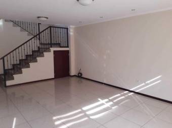 Se vende espaciosa casa con jardín en condominio de Pozos en Santa Ana 24-1408