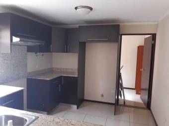 Se vende espaciosa casa con jardín en condominio de Pozos en Santa Ana 24-1408