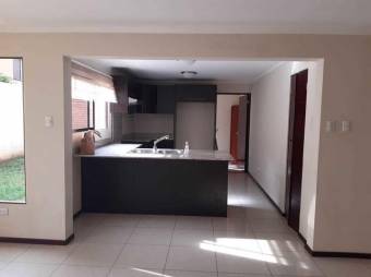 Se vende espaciosa casa con jardín en condominio de Pozos en Santa Ana 24-1408