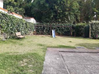 Se vende espaciosa casa con jardín en condominio de Pozos en Santa Ana 24-1408