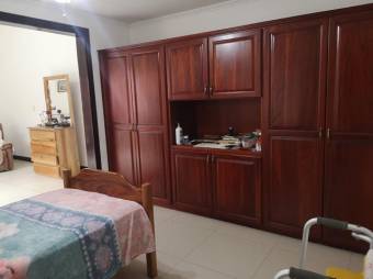 Se vende espaciosa casa con patio y terraza en Zapote de San José 24-884