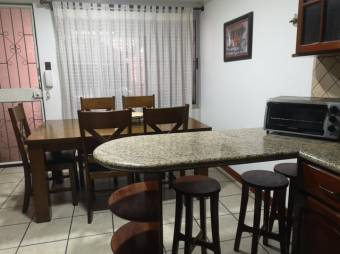 Se vende espaciosa casa con patio y terraza en Zapote de San José 24-884