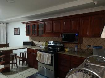 Se vende espaciosa casa con patio y terraza en Zapote de San José 24-884