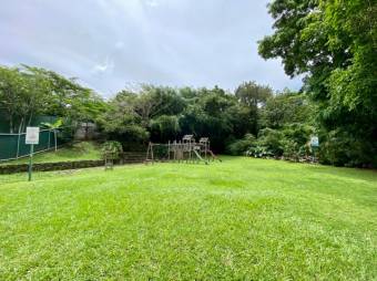 Se vende espaciosa casa de 2 plantas con terraza en condominio de San Rafael en Escazu 24-594