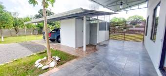 Se vende casa en La Colonia de Guápiles. Lote amplio