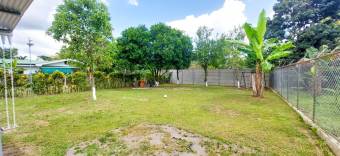 Se vende casa en La Colonia de Guápiles. Lote amplio