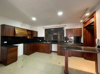 Se vende espaciosa casa de 2 niveles en Residencial de Rio Oro en Santa Ana 24-1025