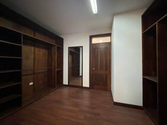 Se vende espaciosa casa de 2 niveles en Residencial de Rio Oro en Santa Ana 24-1025