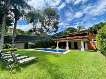 Se vende moderna casa con patio en condominio de San Rafael en Escazú 24-779