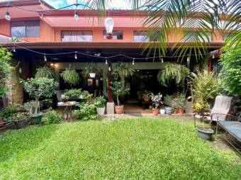 Se vende moderna casa con patio en condominio de San Rafael en Escazú 24-779