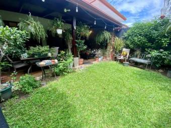 Se vende moderna casa con patio en condominio de San Rafael en Escazú 24-779