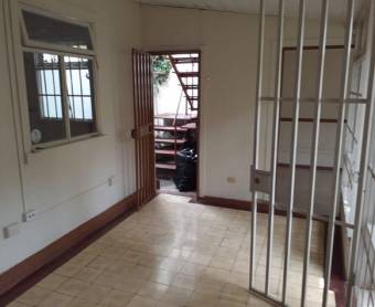 Se vende espaciosa casa con lote de 389m2 en Uruca de San José 24-405