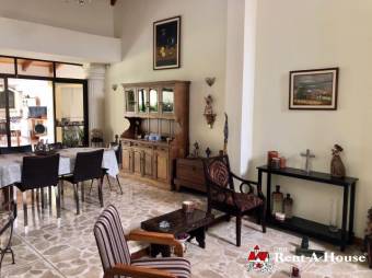 Se vende moderna y espaciosa casa en Trejos monte Alegre de Escazú 23-626